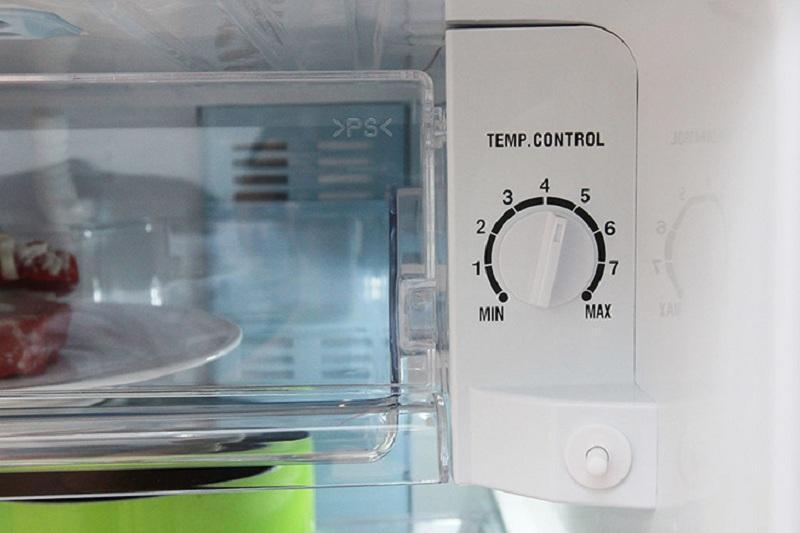 Bạn có thể điều chỉnh nhiệt độ ở nút bên trong tủ lạnh
