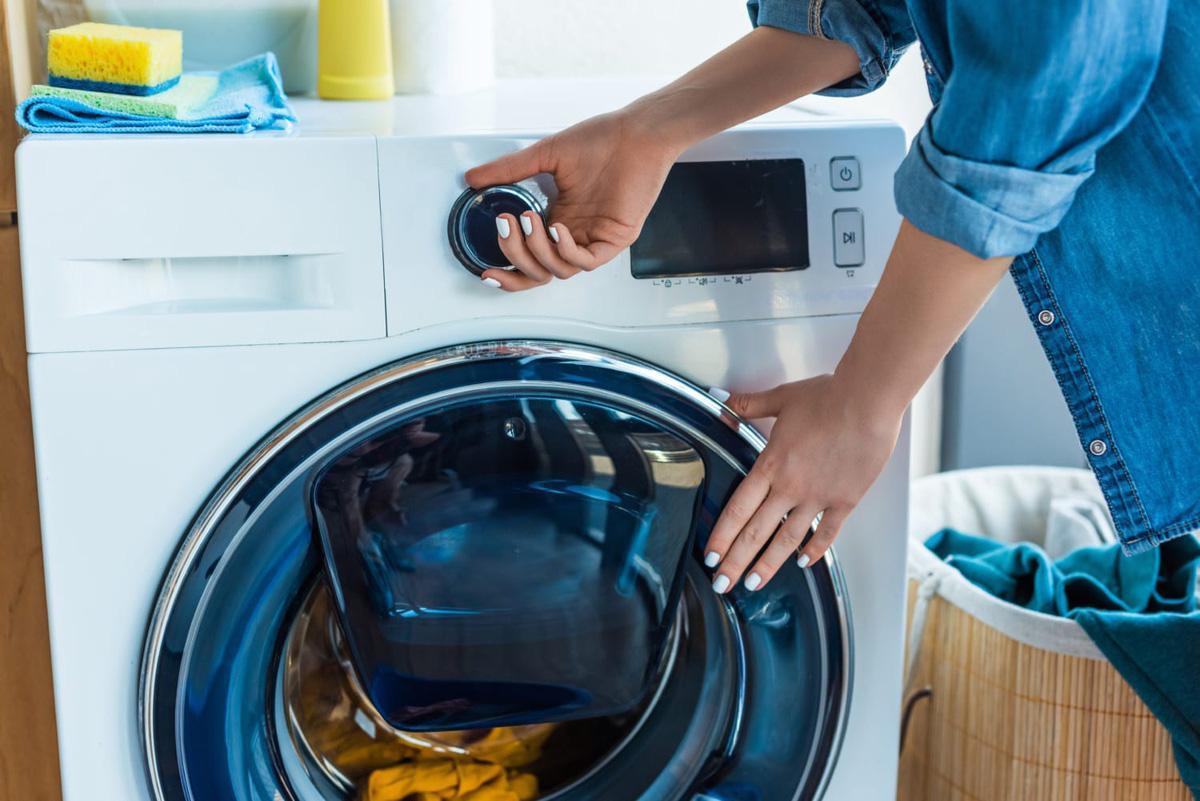 Trước khi giặt đồ nên kiểm tra có vật lạ gì trong lồng giặt hay không 