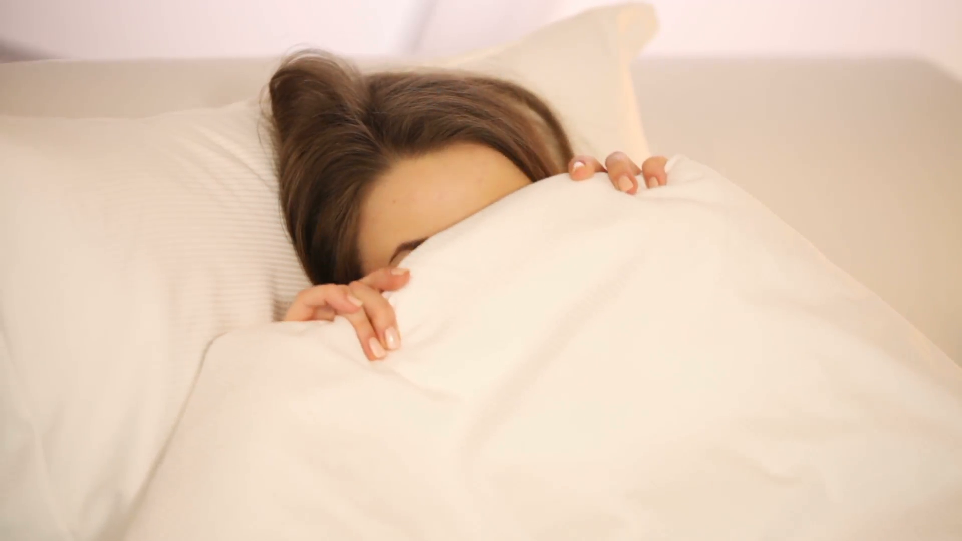 Bạn có thể đắp kín chăn khi ngủ để tránh bị đau họng vào sáng sớm