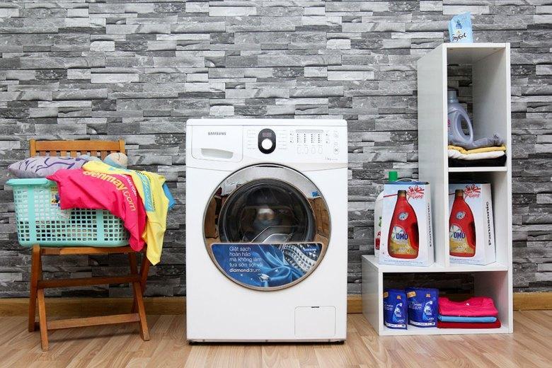 Vắt khô quần áo bằng máy giặt giúp quá trình sấy nhanh hơn