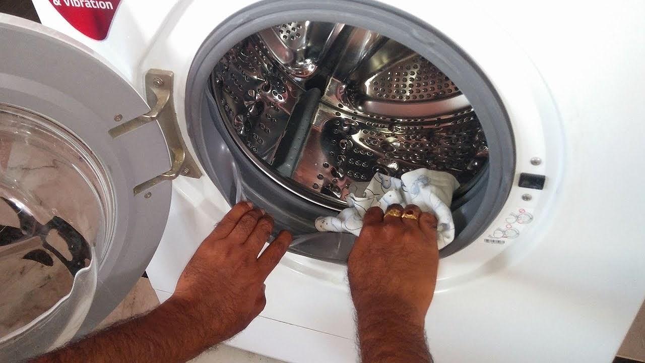 Thường xuyên vệ sinh máy giặt, nhất là phần lưới lọc, cửa xả để tránh trường hợp bị tắc ống thải do chúng quá bẩn.