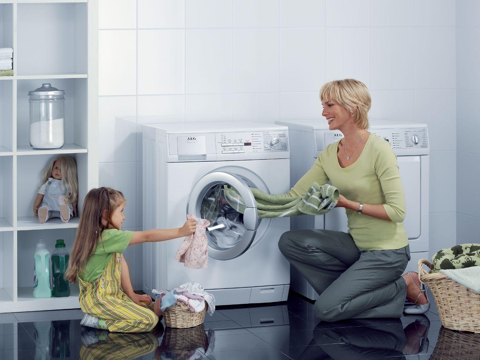 Khi đang trong chương trình giặt ngâm rất đơn giản, bạn chỉ cần chờ xong chương trình hoặc nhấn nút xả ngay trên máy để xả nước