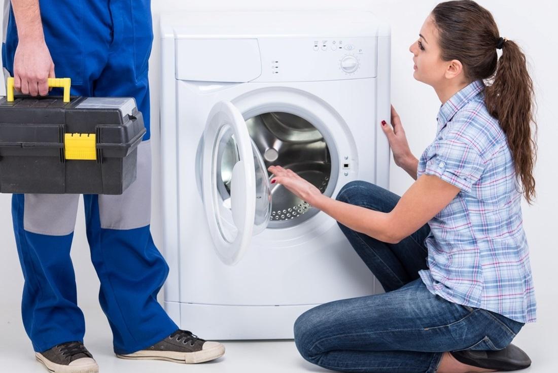 Tốt nhất nên gọi người sửa chữa, bảo trì máy giặt để kiểm tra và thay thế bơm xả bị hư
