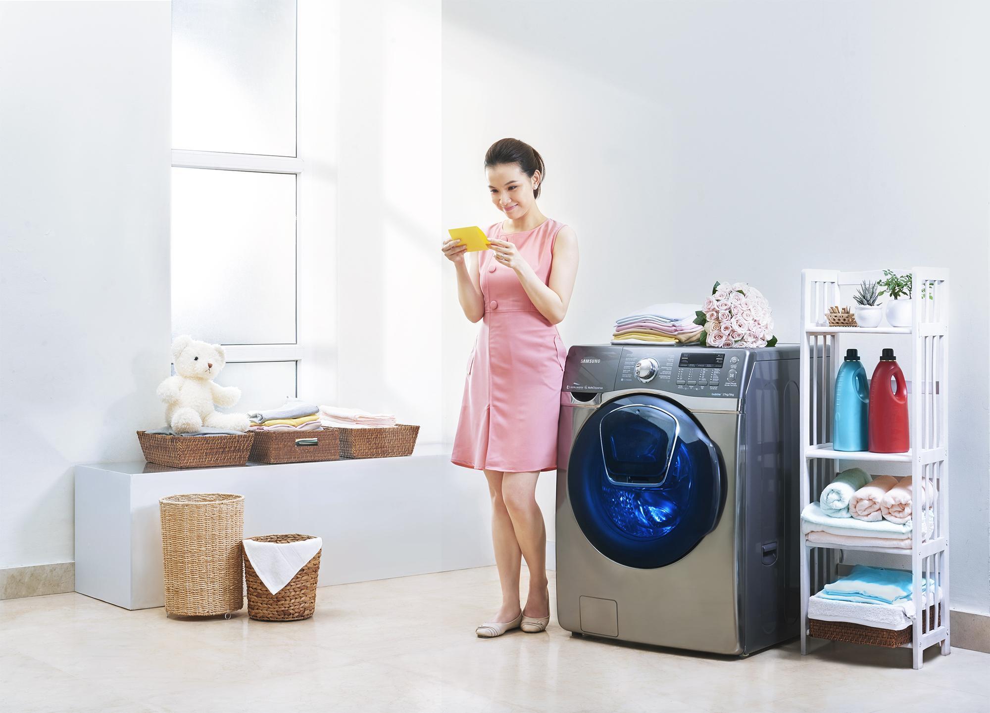 Với máy giặt cửa ngang, hãy lấy quần áo ra và chờ có điện để tiếp tục chương trình giặt. 