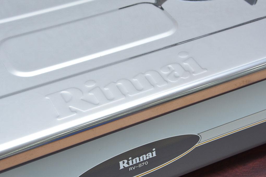 Logo Rinnai trên bếp gas dương