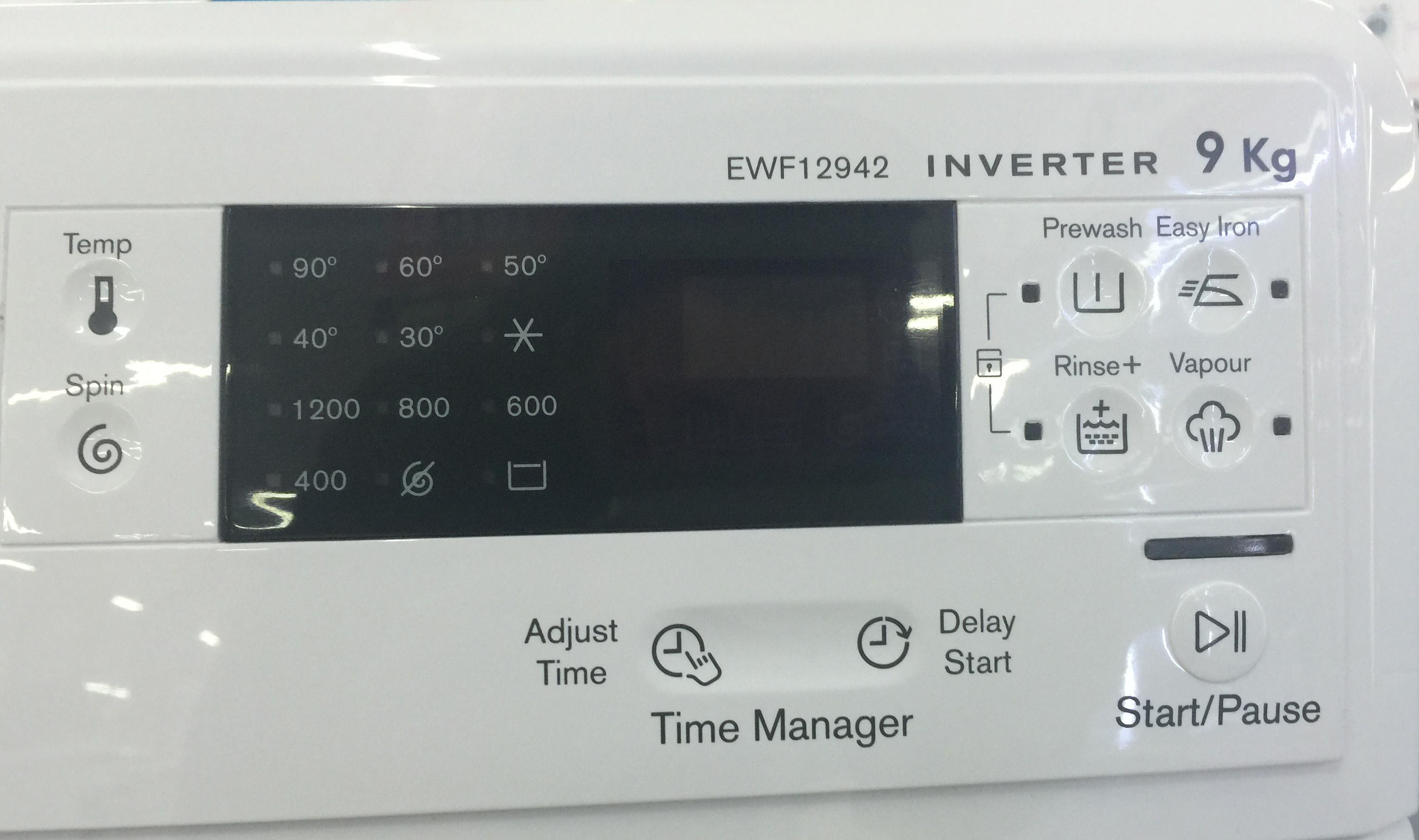 Màn hình điều khiển máy giặt hiển thị tiếng Anh