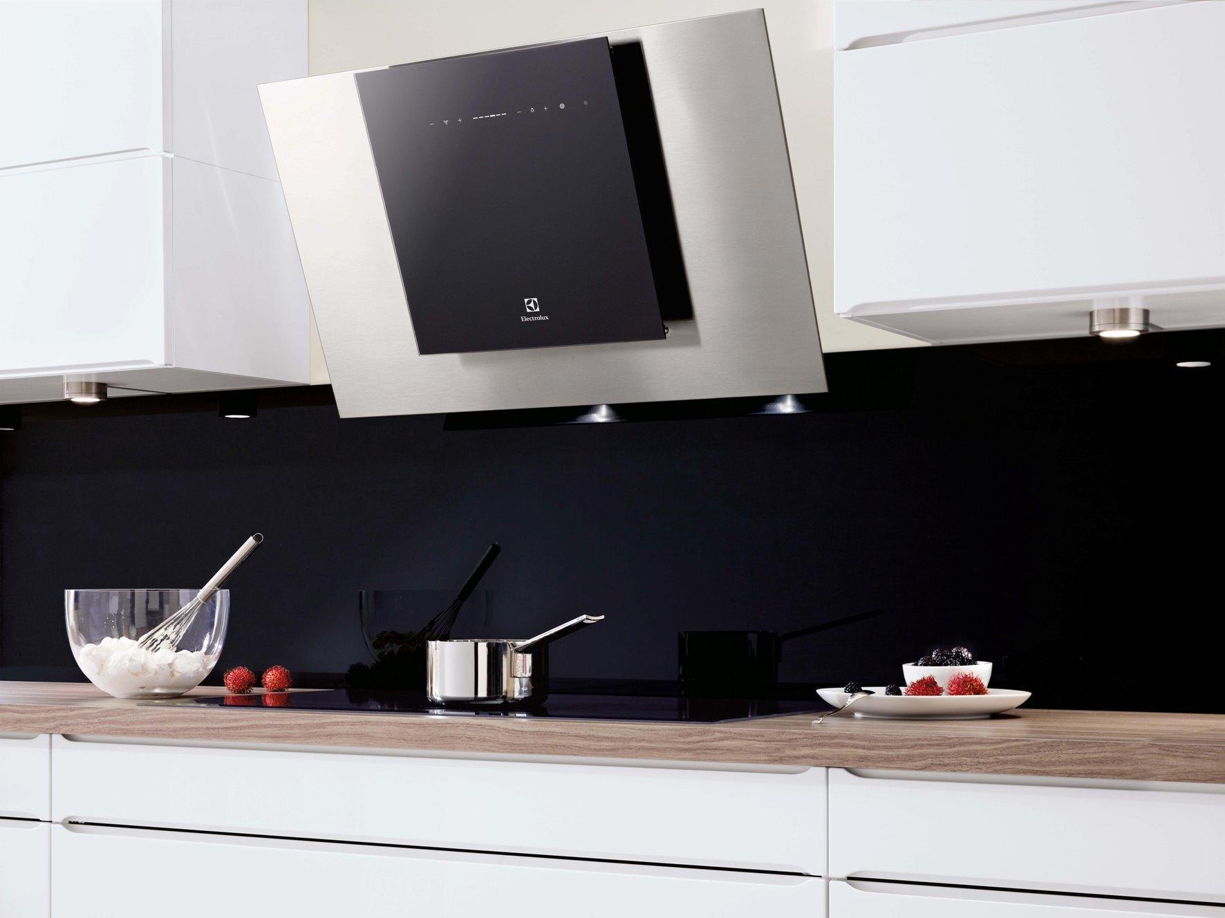 Máy hút mùi Electrolux nổi bật với thiết kế ấn tượng, chất liệu cao cấp đem lại vẻ sang trọng cho không gian bếp