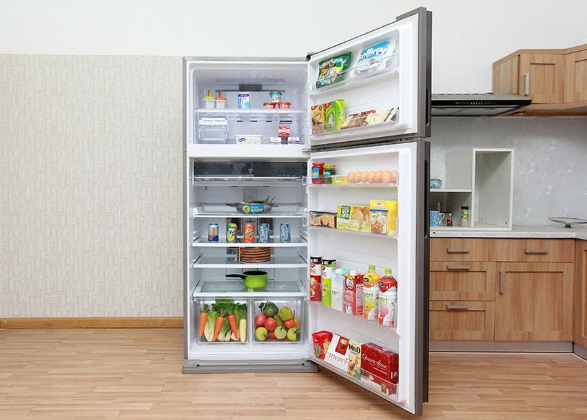 Sản phẩm tủ lạnh Sharp SJ-XP555PG với nhiều ngăn chứa thực phẩm rộng rãi.