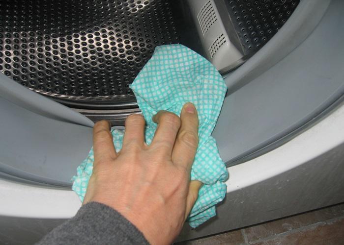 Vệ sinh lồng giặt là bước quan trọng giúp máy vận hành êm ái hơn