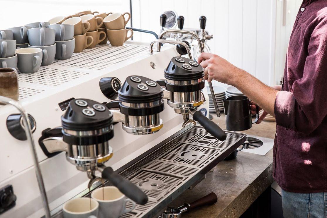 Thưởng thức cà phê nhà làm với máy pha cà phê dễ dàng hơn bao giờ hết