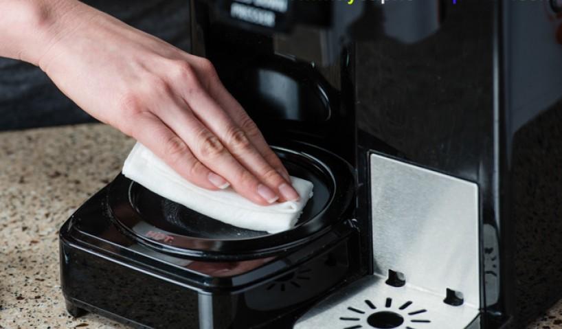 Máy pha cà phê Tiross nên được thường xuyên vệ sinh để đảm bảo tuổi thọ