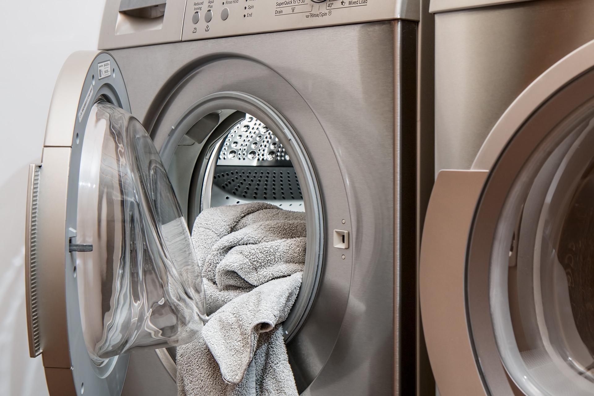 Làm vệ sinh máy giặt thường xuyên đem lại chất lượng giặt cũng như bảo quản máy tốt hơn