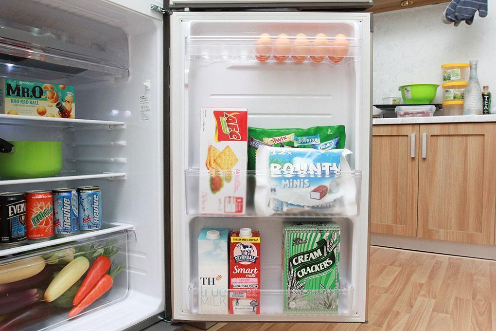 Các khay ngăn đựng thực phẩm trong tủ lạnh Sharp 165L hoàn toàn làm bằng kính chịu lực cao cấp.