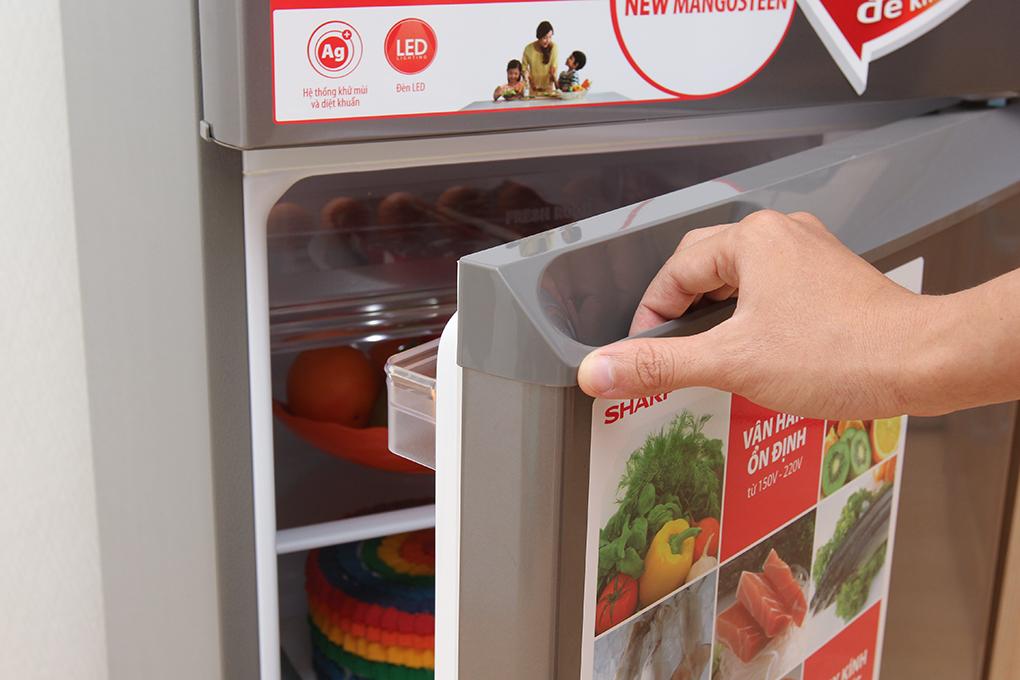 Việc lắp đặt và sử dụng tủ lạnh Sharp 165L cần dựa theo đúng quy trình trong sổ tay hướng dẫn.