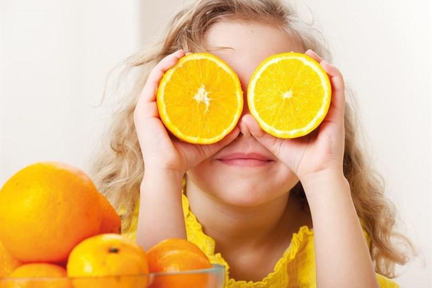 Hãy cho bé uống nước cam để có sức khoẻ tốt