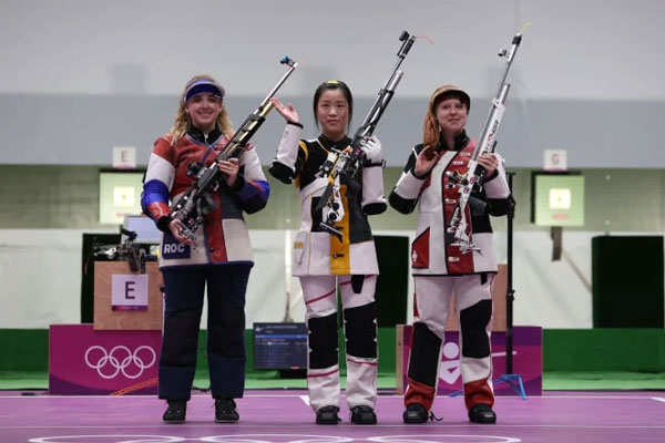 Anastasiia Galashina (bên trái) của đoàn ROC giành được huy chương bạc đầu tiên của OLYMPIC 2021.